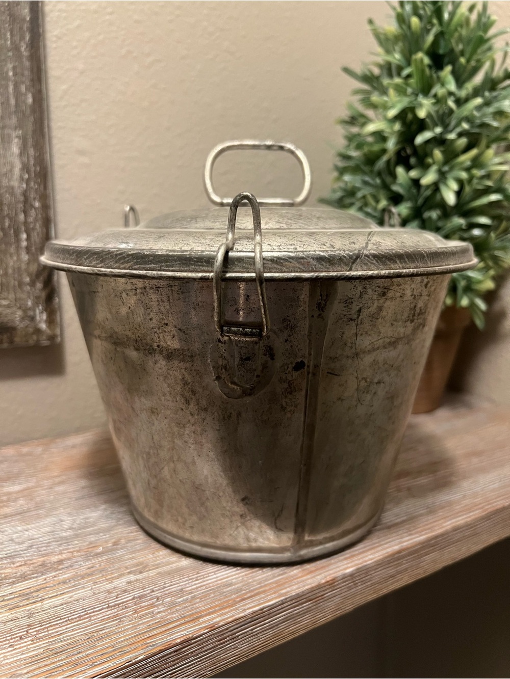 Vintage-Style Metal Mold Bucket with Lid